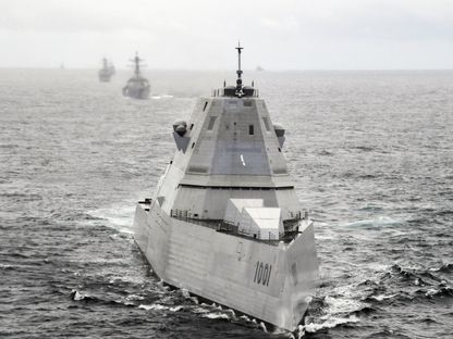 مدمرة شبحية من طراز Zumwalt تابعة للبحرية الأميركية. 29 أبريل 2021 - X@NavalInstitute