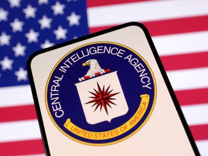 شعار وكالة الاستخبارات المركزية الأميركية (CIA) وعلم الولايات المتحدة - Reuters