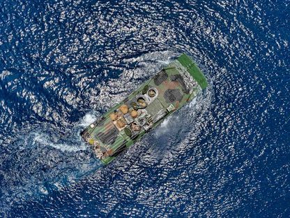 صورة نشرتها مشاة البحرية الأميركية تظهر مركبة ACV على متن USS Harpers Ferry مع وحدة المشاة البحرية الـ 15 ضمن عمليات "باليكاتان24". قي 08 مايو 2024 - @SurfaceWarriors
