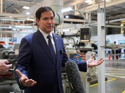 وزير الخارجية الأميركي ماركو روبيو يتحدث إلى الصحافيين خلال زيارته لورش شركة إيرومان لصيانة الطائرات في منطقة سان لويس تالبا بالسلفادور. 3 فبراير 2025 - REUTERS