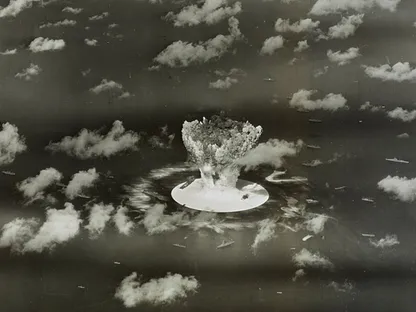 صورة نشرتها مكتبة الكونجرس لتجربة نووية أميركية بجزر مارشال في عام 1946 - Reuters