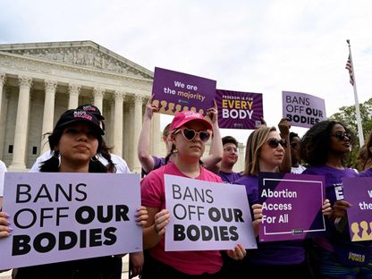 مدافعون عن حقوق الإجهاض خارج المحكمة العليا الأميركية في واشنطن. 14 أبريل 2023 - AFP