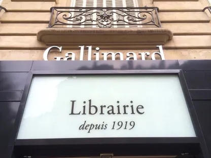 تعليق نشر "حياتي مع فرانسوا ميتران" بعد استقالة جاك لانج