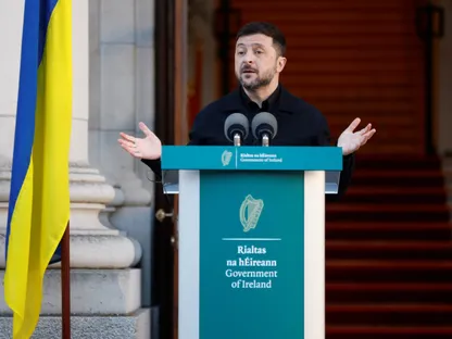 الرئيس الأوكراني فولوديمير زيلينسكي يتحدث خلال مؤتمر صحافي في العاصمة الإيرلندية دبلن. 2 ديسمبر 2025 - REUTERS