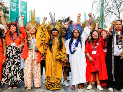 نساء الشعوب الأصلية في الأمازون في عرض للتضامن خلال فعاليات مؤتمر الأمم المتحدة لتغير المناخ COP28 في دبي بالإمارات. 5 ديسمبر 2023 - AFP