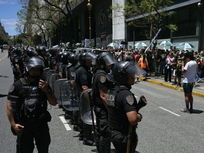 شرطة مكافحة الشغب خلال مظاهرة ضد الإجراءات التقشفية التي اتخذتها حكومة ميلي في العاصمة الأرجنتينية بوينس آيرس. 22 ديسمبر 2023 - AFP
