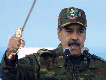 الرئيس الفنزويلي نيكولاس مادورو يحمل سيفاً خلال مظاهرة ضد التصعيد المحتمل من قبل الولايات المتحدة في كاراكاس. فنزويلا 25 نوفمبر 2025 - reuters