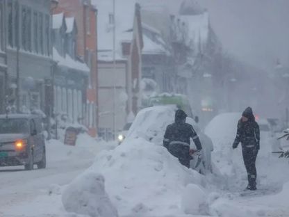 أشخاص يسيرون وسط تساقط الثلوج بكثافة في كريستيانساند بالنرويج. 2 يناير 2024 - Reuters