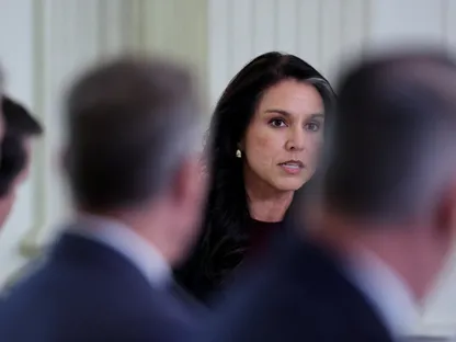 "أكسيوس": ترمب كان على وشك إقالة مديرة الاستخبارات الوطنية بسبب حرب إيران