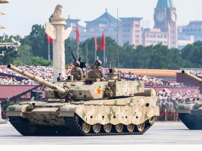 دبابة القتال الرئيسية الصينية Type 100 خلال عرض عسكري في الصين - X@Defence_IDA