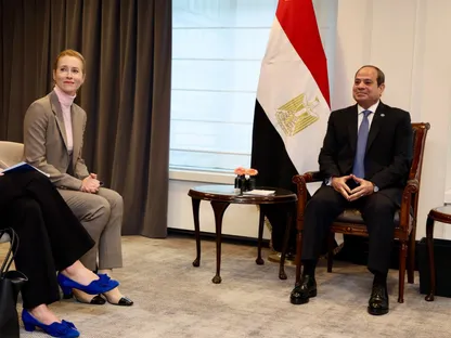 الرئيس المصري عبد الفتاح السيسي إلى جانب مسؤولة السياسة الخارجية بالاتحاد الأوروبي كايا كالاس في بلجيكا. 22 أكتوبر 2025 - X @kajakallas