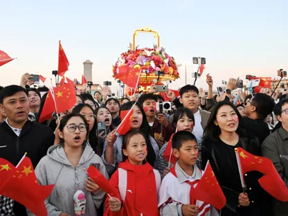 صينيون يحتفلون بالذكرى السادسة والسبعين لتأسيس جمهورية الصين الشعبية في بكين. 1 أكتوبر 2025 - Reuters