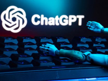 رسم توضيحي يظهر شعار منصة الذكاء الاصطناعي ChatGPT ولوحة مفاتيح وذراعي روبوت. 27 يناير 2025 - REUTERS