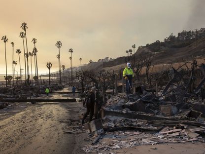 فرق الإطفاء تتفقد أنقاض المنازل المحترقة في حريق Palisades بمنطقة Pacific Palisades، لوس أنجلوس، كاليفورنيا، الولايات المتحدة، 9 يناير 2025. - Bloomberg