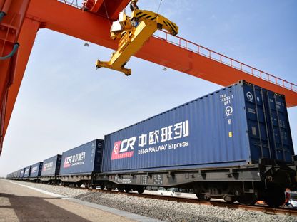 أول قطار شحن دولي يمر عبر خط السكة الحديد بين الصين ولاوس يستعد للمغادرة من مقاطعة قانسو بشمال الصين. 21 أبريل 2022 - AFP