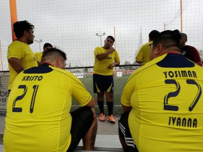 لاعبو كرة قدم في دوري Soccer of Weight وهو دوري للرجال الذين يعانون من السمنة المفرطة ويرغبون في تحسين صحتهم بالمكسيك. 16 سبتمبر2017 - REUTERS
