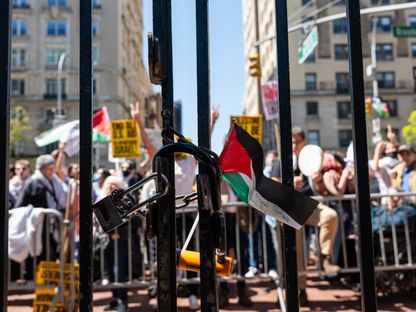 تجمع المؤيدون لفلسطين خارج جامعة كولومبيا في مدينة نيويورك. 22 أبريل 2024 - AFP