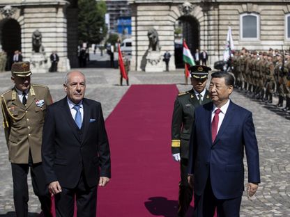 الرئيس المجري تاماس سوليوك يستقبل نظيره الصيني شي جين بينج في قلعة بودا في بودابست. 9 مايو 2024 - AFP