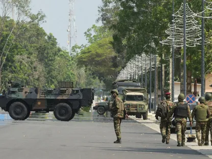 جنود يقومون بدورية أمام مقر محطة الإذاعة والتلفزيون في كوتونو ببنين. 7 ديسمبر 2025 - REUTERS