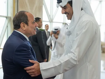 السيسي يبحث مع أمير قطر في الدوحة تطورات الأوضاع الإقليمية