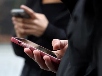 هل أصبح الهاتف وسيلة للهروب من الأفكار والضغوط النفسية؟