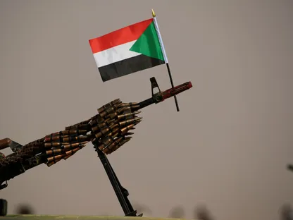 علم السودان مثبت على سلاح رشاش لقوات الدعم السريع ببلدة أبرق. الخرطوم، السودان. 22 يوليو 2024 - Reuters