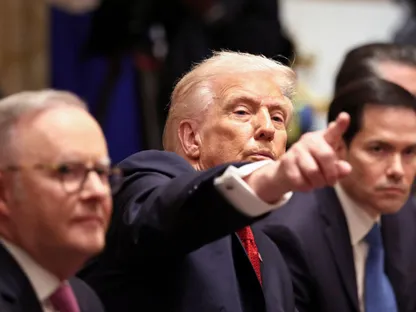 الرئيس الأميركي دونالد ترمب يشير بيده خلال اجتماع مع رئيس الوزراء الأسترالي أنتوني ألبانيز في البيت الأبيض. 20 أكتوبر 2025 - REUTERS