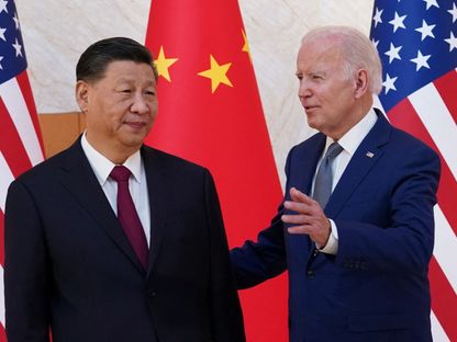 الرئيس الأميركي جو بايدن يلتقي بنظيره الصيني شي جين بينج على هامش قمة قادة مجموعة العشرين في العاصمة الإندونيسية بالي. 14 نوفمبر 2022 - رويترز