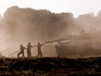 جنود إسرائيليون يقومون بتنظيف فوهة مدفع دبابة بالقرب من الحدود بين إسرائيل وغزة. 5 يونيو 2024 - REUTERS