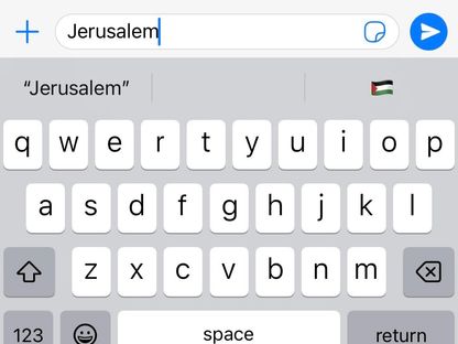 علم فلسطين يظهر كرمز تعبيري مقترح بلوحة مفاتيح أحد هواتف آيفون عن كتابة كلمة القدس. 10 أبريل 2024 - twitter.com/RachelRileyRR