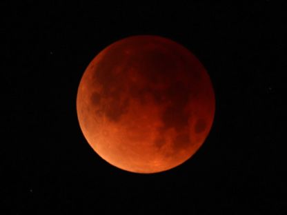 صورة تُظهر خسوف القمر الأزرق الكامل التقطت من كاليفورنيا بالولايات المتحدة. 31 يناير 2018 - Reuters
