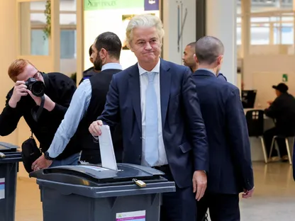 زعيم حزب الحرية (PVV) جيرت فيلدرز يدلي بصوته خلال الانتخابات البرلمانية الهولندية، في لاهاي، هولندا. 29 أكتوبر 2025 - Reuters