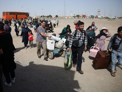 مواطنون أفغان جرى ترحيلهم من إيران يصلون إلى مخيم للمهاجرين العائدين قرب معبر إسلام قلعة الحدودي في ولاية هرات، أفغانستان. 20 يوليو 2025 - Reuters