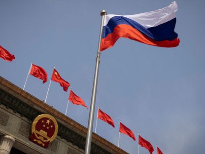 العلم الروسي وخلفه أعلام صينية في بكين. 24 مايو 2023 - REUTERS