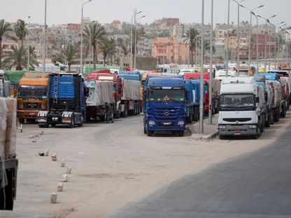 شاحنات المساعدات عند معبر رفح الحدودي مع مصر. 25 أبريل 2024 - REUTERS