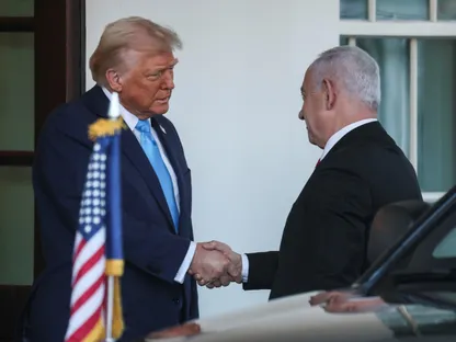 حرب إيران.. سياسة "الأرض المحروقة" تبرز تباين الأهداف بين ترمب ونتنياهو