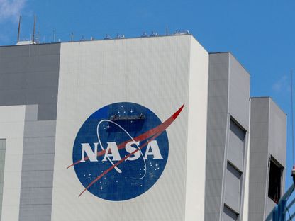 شعار وكالة الفضاء الأميركية "ناسا" على مبنى تجميع المركبات في مركز كينيدي للفضاء في كيب كانافيرال بولاية فلوريدا.  19 مايو  2020 - REUTERS