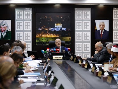 رئيس الوزراء الفلسطيني محمد مصطفى يعقد أول اجتماع لحكومته في رام الله بالضفة الغربية. 2 أبريل 2024 - REUTERS