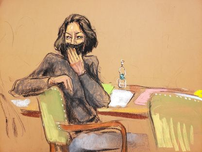 جيلاين ماكسويل ترسل قبلة لشقيقتها أثناء اختيار هيئة المحلفين خلال محاكمتها، في رسم تخطيطي لقاعة المحكمة في مدينة نيويورك، الولايات المتحدة. 18 نوفمبر 2021. - Reuters