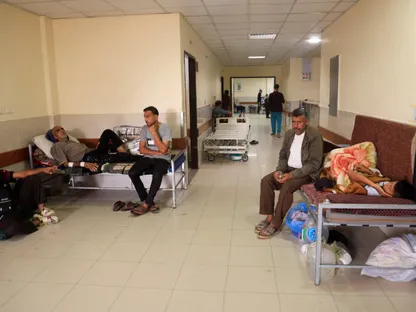 فلسطينيون داخل مستشفى ناصر الذي يعاني من اكتظاظ بمئات الجرحى والنازحين الباحثين عن العلاج وسط محدودية القدرة الطبية في خان يونس جنوبي قطاع غزة. 10 نوفمبر 2025 - REUTERS