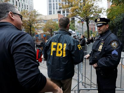 عملاء مكتب التحقيقات الفيدرالي ينتشرون في مدينة نيويورك بالولايات المتحدة - 1 نوفمبر 2017 - REUTERS