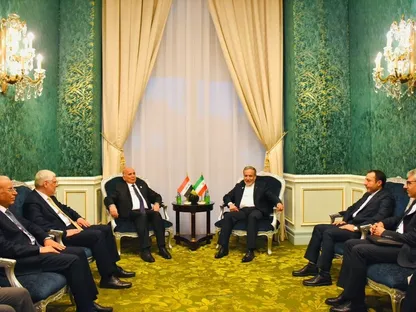 وزير الخارجية العراقي فؤاد حسين خلال لقاء مع نظيره الإيراني عباس عراقجي على هامش الاجتماع التحضيري للقمة العربية الإسلامية الطارئة في الدوحة. 14 سبتمبر 2025 - X/@Iraqimofa