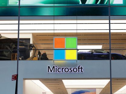 شعار مايكروسوفت التجاري يظهر على أحد متاجرها بمدينة نيويورك الأميركية. 3 أبريل 2024 - AFP - Getty Images via AFP