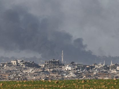 أعمدة الدخان جراء القصف الإسرائيلي على غزة كما يبدو المشهد من جنوبي إسرائيل. 26 ديسمبر 2023 - Reuters