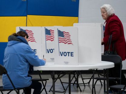سيدتان تدليان بصوتيهما في الانتخابات التمهيدية الرئاسية داخل أحد مراكز الاقتراع بولاية ويسكونسن الأميركية. 2 أبريل 2024 - Reuters