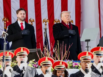 الرئيس الأميركي دونالد ترمب ونائب الرئيس جيه دي فانس خلال مراسم يوم المحاربين القدامى في مقبرة أرلينجتون الوطنية في فيرجينيا، الولايات المتحدة، 11 نوفمبر 2025. - REUTERS