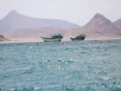 الحوثيون يلوّحون بتعطيل الملاحة البحرية