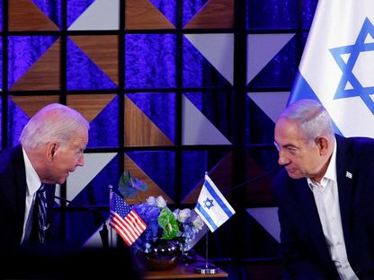 الرئيس الأميركي جو بايدن في اجتماع سابق بتل أبيب مع رئيس الوزراء الإسرائيلي بنيامين نتنياهو. 18 أكتوبر 2023 - REUTERS