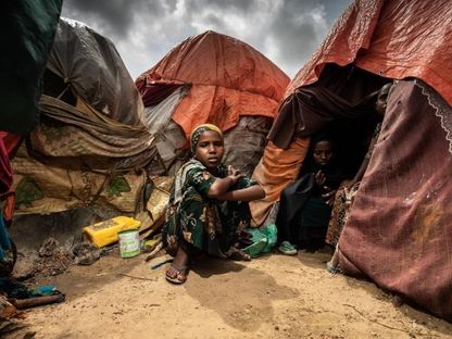 فتاة تجلس خارج خيمة حيث تعيش مع عائلتها في مخيم للنازحين داخلياً في مقديشو عاصمة الصومال. أكتوبر 2022 - unicef.org