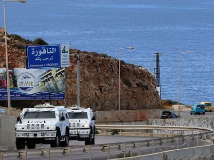آليتان تابعتان لقوة حفظ السلام التابعة للأمم المتحدة (اليونيفيل) تقومان بدورية على الطريق الساحلي المؤدي إلى الناقورة الحدودية بين لبنان وإسرائيل - AFP